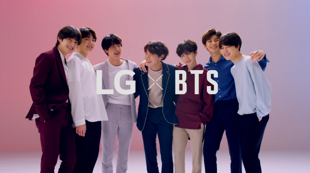 방탄소년단이(BTS) LG전자의 전략 스마트폰 G7 씽큐(ThinQ)를 소개하고 있다. /사진제공=LG전자