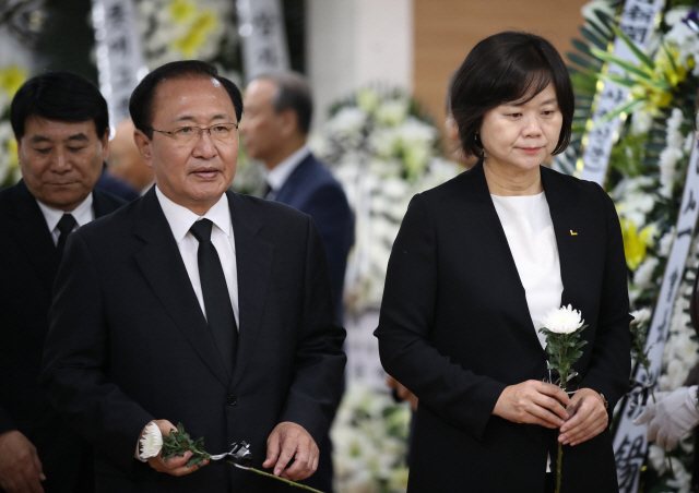 이정미(오른쪽) 정의당 대표와 노회찬 원내대표가 25일 송파구 서울아산병원 장례식장에 마련된 김종필 전 국무총리 빈소를 찾아 조문하고 있다./연합뉴스