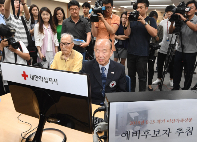 25일 서울 중구 대한적십자사 본사에서 실향민들이 이산가족 상봉 예비후보자를 추첨하고 있다./권욱기자ukkwon@sedaily.com