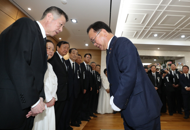 김부겸(오른쪽) 행정안전부 장관이 25일 서울 송파구 서울아산병원 장례식장에 마련된 김종필 전 국무총리 빈소를 찾아 국민훈장 무궁화장을 추서한 뒤 유족들에게 위로의 뜻을 전하고 있다. /출처=연합뉴스