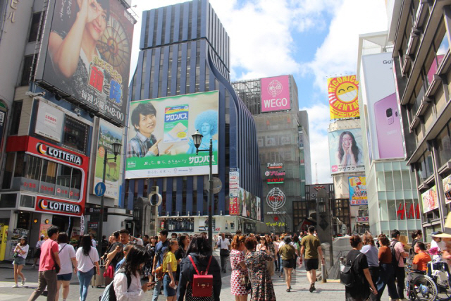 오사카의 대표적인 쇼핑 명소로 꼽히는 도톤보리 일대가 관광객들로 북적이고 있다. 일본 정부는 올해 외국인 관광객이 사상 최고인 3,000만명을 넘어설 것으로 전망했다.      /심희정기자