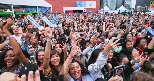 ‘케이콘 2018 뉴욕’에 몰려든 미국 Z세대 관객들이 24일(현지시간) 공연장인 뉴어크 푸르덴셜센터 앞에서 K팝 아이돌 스타들을 보며 열광하고 있다. /사진제공=CJ E&M