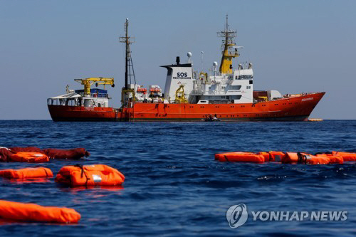 이탈리아와 몰타가 난민구조선 아쿠아리우스의 입항을 거부해 논란이 됐다./AFP=연합뉴스