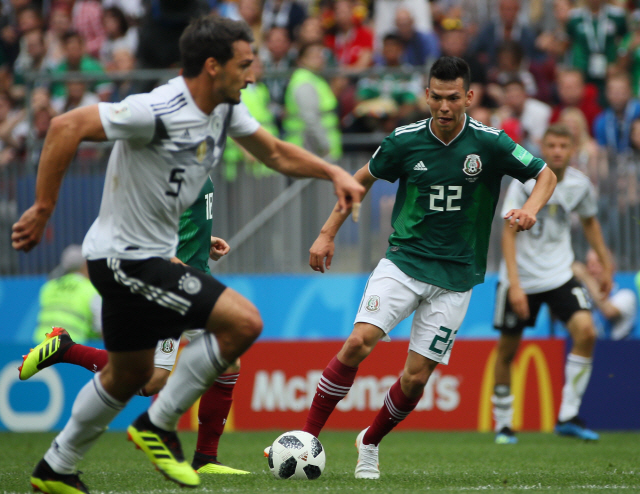멕시코 공격수 이르빙 로사노(22)가 지난 17일(현지시간) 모스크바 루즈니키 스타디움에서 열린 2018 러시아월드컵 F조 독일과 경기에서 드리블하고 있다. 로사노는 독일전에서 결승골을 기록했다. 한국과 멕시코는 오는 24일 자정 멕시코와 조별 예선 2차전을 치른다. /연합뉴스