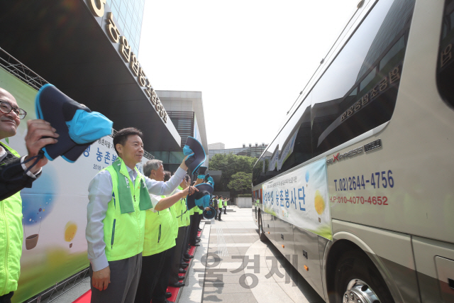 25일 서울 서대문구 농협중앙회 광장에서 허식 부회장(사진 왼쪽 두 번째) 등 임직원들이 대학생 농촌봉사단 버스를 환송하며 손을 흔들고 있다.  /사진제공=농협중앙회