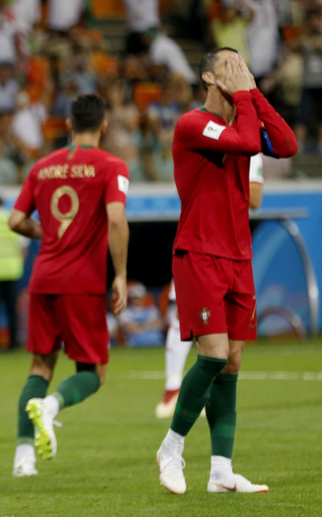 포르투갈의 크리스티아누 호날두(오른쪽)가 26일(한국시간) 이란과의 경기에서 페널티킥을 실축한 뒤 아쉬워하고 있다. /EPA연합뉴스