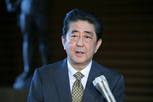 아베 신조 일본 총리가 철강·알루미늄에 대한 미국의 수입제한 조치에 대해 “매우 유감”이라고 말했다고 요미우리신문이 26일 보도했다. /AFP연합뉴스