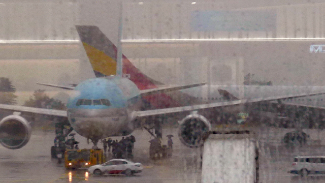 대한항공과 아시아나항공 여객기가 26일 김포공항 주기장에서 부딪치는 사고가 발생했다. 사고 당시 여객기에는 탑승객은 없었으며 기체 일부가 손상된 것으로 전해졌다. 한국공항공사와 항공사에 따르면 이날 오전 8시께 김포공항 국제선 주기장에서 이륙 전 탑승 게이트로 이동하던 아시아나항공 OZ3355편의 날개와 대한항공 KE2725편의 후미 꼬리 부분이 부딪히는 접촉사고가 났다./연합뉴스