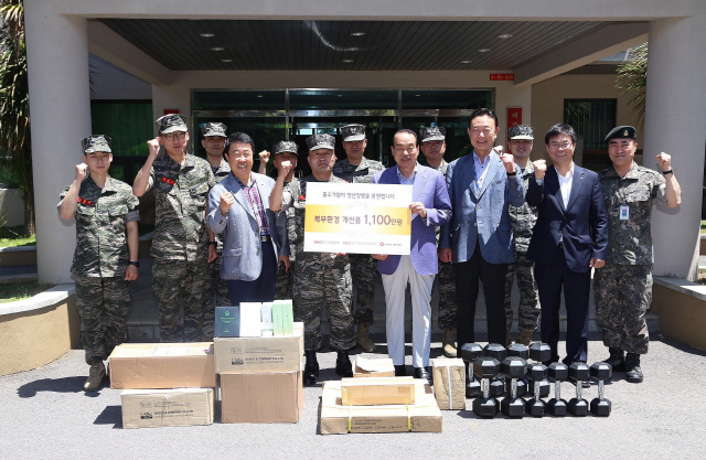 서석홍(앞줄 오른쪽 네번째) 중소기업사랑나눔재단 이사장이 지난 21일 제주 해병대 제9여단을 방문해 1,000만원 상당의 물품을 지원한 후 기념촬영을 하고 있다. /사진제공=중기중앙회