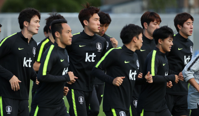 한국 축구대표팀 선수들이 26일 상트페테르부르크 훈련장에서 러닝으로 몸을 풀고 있다. 미국 경제매체 비즈니스인사이더에 따르면 독일 선수단의 몸값 총액은 10억3,000만달러로 9,690만달러인 한국의 약 10배다. 토니 크로스 한 명의 몸값이 한국 전체 몸값과 맞먹는다.           /연합뉴스