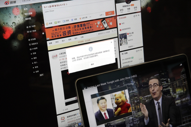 HBO 채널의 코미디 쇼를 진행하는 존 올리버가 시진핑 중국 국가주석을 애니메이션 캐릭터인 ‘곰돌이 푸우’에 비유하고 있는 장면이 나오고 있다./AP연합뉴스