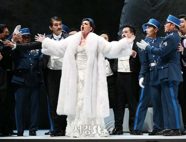 배우 바네사 고이코에체아(가운데)가 26일 오후 서울 강남구 LG아트센터 열린 오페레타 ‘유쾌한 미망인’ 프레스콜에 참석해 멋진 무대를 선보이고 있다.