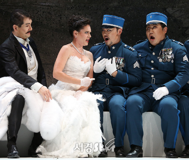 성악가 바네사 고이코에체아, 김원(가운데 두 명)이 26일 오후 서울 강남구 LG아트센터 열린 오페레타 ‘유쾌한 미망인’ 프레스콜에 참석해 멋진 무대를 선보이고 있다.