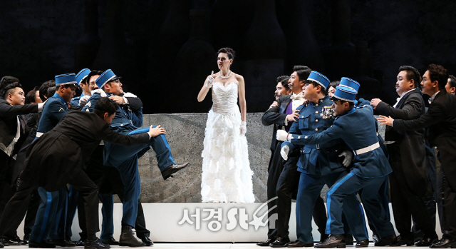 성악가 바네사 고이코에체아(가운데)와 출연진들이 26일 오후 서울 강남구 LG아트센터 열린 오페레타 ‘유쾌한 미망인’ 프레스콜에 참석해 멋진 무대를 선보이고 있다.