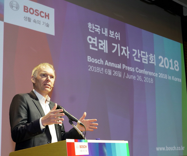 프랑크 셰퍼스(Dr. Frank Schaefers) 로버트보쉬코리아 대표이사가 한국 내 보쉬 사업 활동에 대해 발표하고 있다.