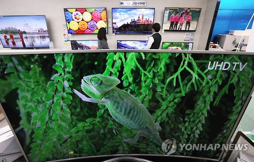 국내에 위치한 TV 등 가전제품 전시장. 중국 업체 BOE가 프리미엄 시장인 TV용 LCD 패널 가격인하 공세에 착수했다.       /연합뉴스