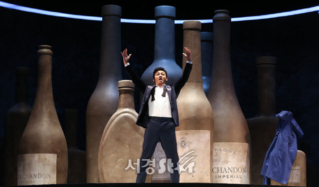 성악가 안갑성이 26일 오후 서울 강남구 LG아트센터 열린 오페레타 ‘유쾌한 미망인’ 프레스콜에 참석해 멋진 무대를 선보이고 있다.