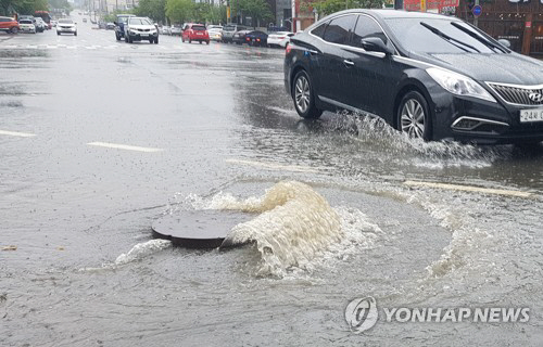 장마전선 남하, 남부지역에 호우·강풍 특보…내일까지 '비 폭탄'