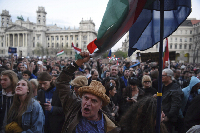 미국 억만장자 조지 소로스가 설립한 헝가리의 중앙유럽대학 폐지를 요구하는 시위대들. /부다페스트=AP연합뉴스