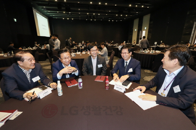 지난 21일 서울 강서구 메이필드호텔에서 열린 ‘협력회사 최고경영자 아카데미’에서 류재인(왼쪽 두번째)LG생활건강 전무가 협력업체 대표들과 동반성장 방안에 대해 협의하고 있다./사진제공=LG생활건강