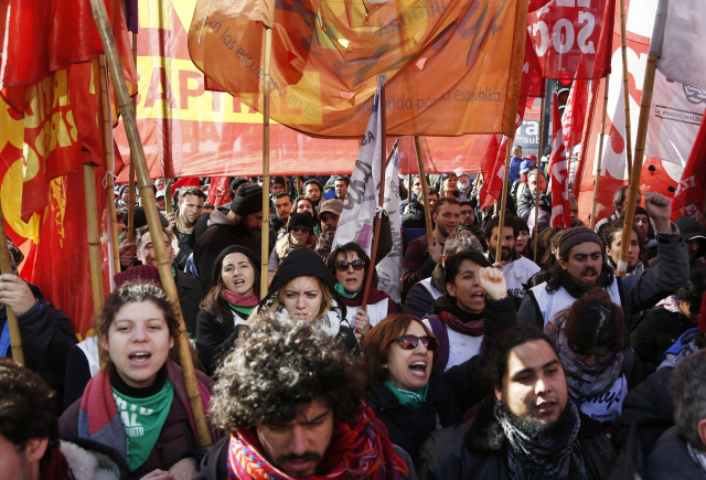 아르헨티나 노동계가 24시간 총파업에 돌입한 지난 25일(현지시간) 수도 부에노스아이레스에서 근로자들 모여 정부의 긴축 정책에 항의하는 시위를 벌이고 있다. /부에노스아이레스=AP연합뉴스