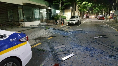 부산 호텔서 떨어진 창문에 고압선 끊어져… 100여가구 정전