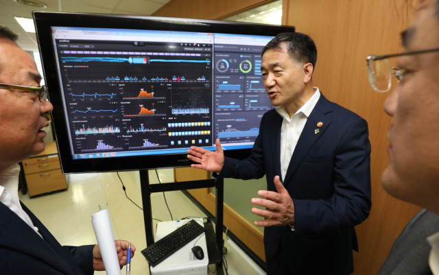 아동수당 사전신청 접수가 시작된 지난 20일 박능후 복지부 장관이 중구 사회보장정보원 아동수당 상황실을 방문하고 있다. /연합뉴스