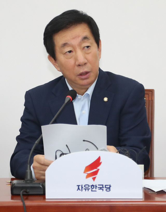 김성태 자유한국당 대표 권한대행이 27일 오전 국회에서 열린 원내대책회의에서 발언하고 있다. /연합뉴스