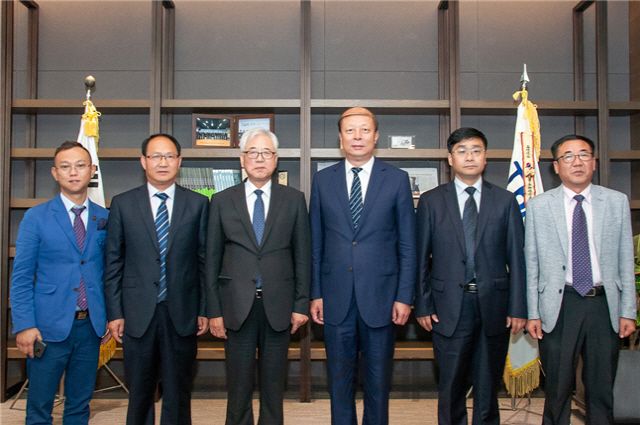 문용린(왼쪽 세번째) 한국교직원공제회 이사장은 26일 서울 여의도 한국교직원공제회를 방문한 신보충(〃네번째) 중국 흑룡강성 하얼빈 사범대학 당서기 일행이 기념 촬영을 하고 있다. 이날 관계자들은  상호협력 방안에 대해 논의했다./사진제공=한국교직원공제회