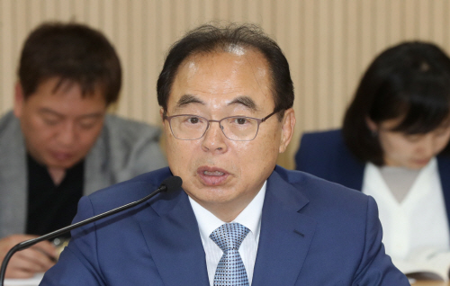 가덕도 신공항 건설을 공약한 오거돈 부산시장 당선인이 김해 신공항 계획을 중단하고, 가덕도에 공항을 지어야 한다고 주장했지만 정부는 검토 대상이 아니라고 일축했다. /연합뉴스