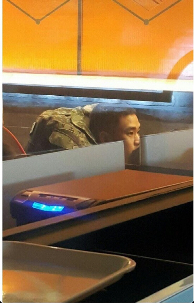[SE★PIC] ’모범 군 생활‘ 김수현, PC 방서 게임에 열중하고 있는 모습 포착