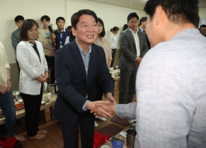 안철수 전 바른미래당 서울시장 후보가 27일 오후 서울 여의도의 한 식당에서 열린 사무처 직원 오찬에서 참석한 직원들을 격려하고 있다./연합뉴스