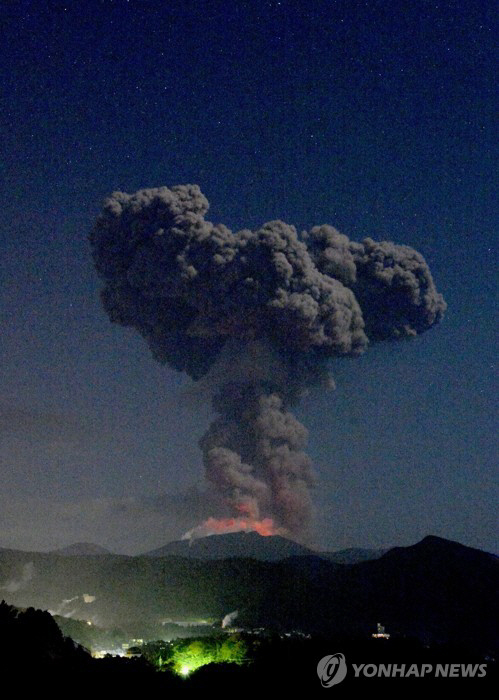 지난 4월 5일 폭발적 분화 당시 신모에다케(新燃岳)화산의 모습. /사진=연합뉴스
