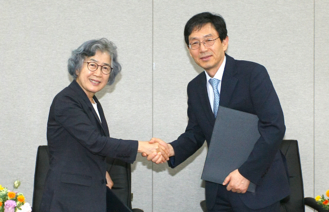 박은정 국민권익위원회 위원장(왼쪽)과 성경륭 경제인문사회연구회 이사장이 27일 오전 정부세종청사에서 부패방지 및 국민권익보호 정책·연구협력 강화를 위한 업무협약을 체결한 후 기념촬영을 하고 있다. /사진제공=국민권익위원회