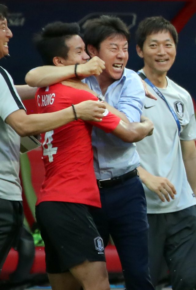 신태용 축구대표팀 감독이 28일(한국시간) 독일과의 경기에서 후반전 김영권의 슛이 비디오판독(VAR) 결과 골로 인정되자 기뻐하고 있다. /카잔=연합뉴스