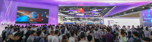 ‘MWC 상하이 2018’이 열리고 있는 중국 상하이 푸둥 신국제엑스포센터(SNIEC)에 마련된 화웨이 메인 부스./사진제공=화웨이