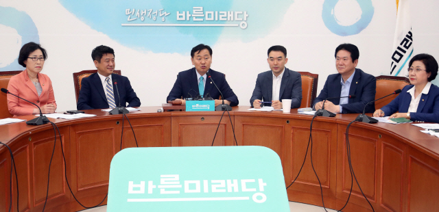 김관영(왼쪽 세 번째) 바른미래당 원내대표가 28일 오전 국회에서 열린 원내대책회의에서 발언하고 있다./연합뉴스