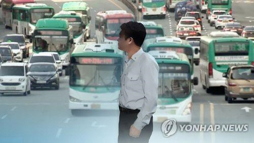 버스업계가 주 52시간 근로제 도입으로 인해 감축 운행에 나서며 주민들이 불편을 겪고 있다./출처=연합뉴스