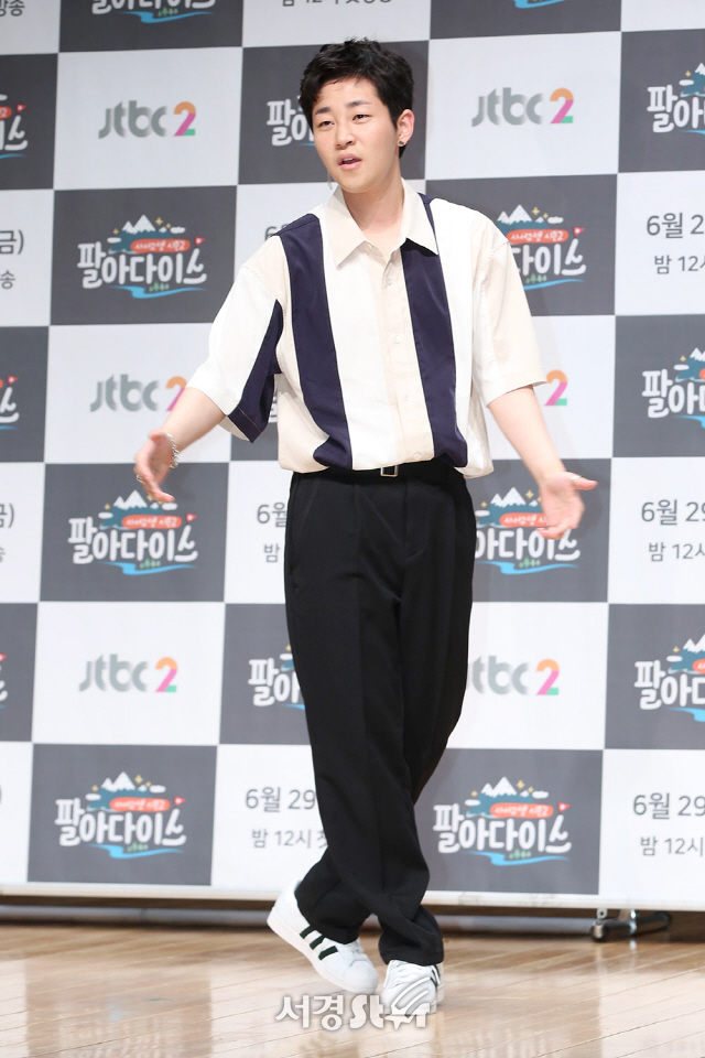 가수 딘딘이 28일 오후 서울 마포구 JTBC빌딩 JTBC홀에서 열린 JTBC2 ‘사서고생 시즌2 : 팔아다이스’ 제작발표회에 참석해 포토타임을 갖고 있다.
