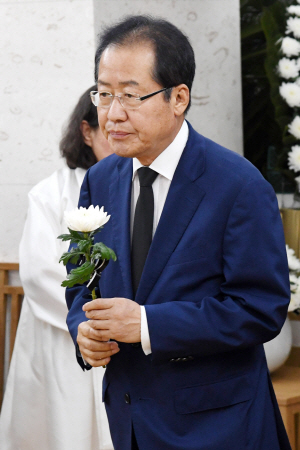 홍준표 자유한국당 전 대표가 24일 오후 서울 송파구 서울아산병원 장례식장에 마련된 고 김종필 전 국무총리의 빈소를 찾아 조문하고 있다. /연합뉴스