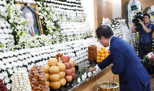 자유한국당 홍준표 전 대표가 24일 오후 서울 송파구 서울아산병원 장례식장에 마련된 고 김종필 전 국무총리의 빈소를 찾아 헌화하고 있다./연합뉴스