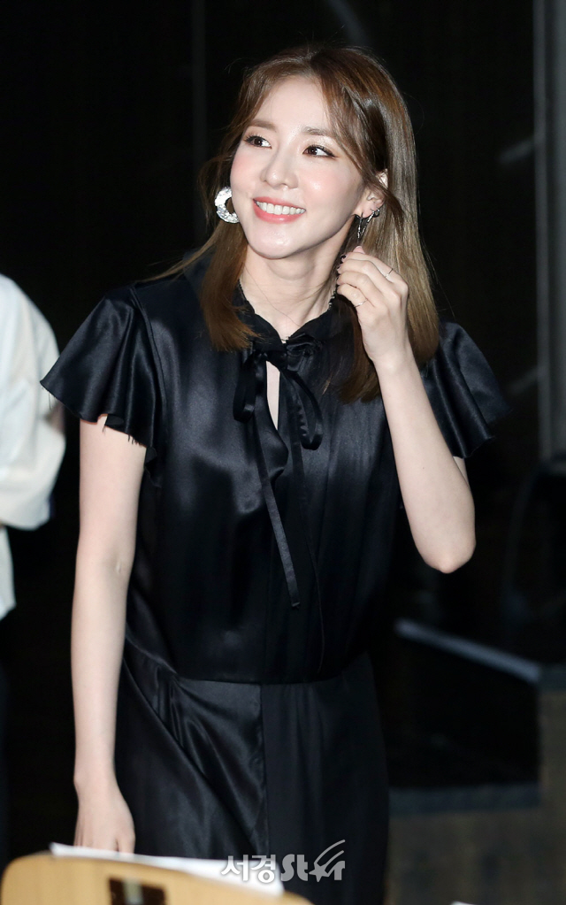 가수 산다라박이 28일 오후 서울 마포구 JTBC빌딩 JTBC홀에서 열린 JTBC2 ‘사서고생 시즌2 : 팔아다이스’ 제작발표회에 입장하고 있다.