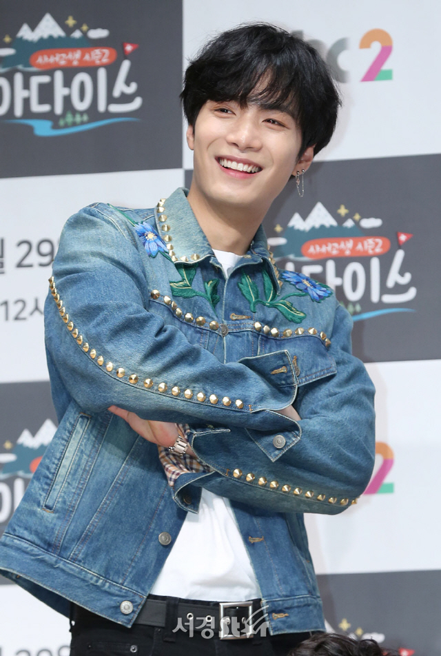 뉴이스트W 종현이 28일 오후 서울 마포구 JTBC빌딩 JTBC홀에서 열린 JTBC2 ‘사서고생 시즌2 : 팔아다이스’ 제작발표회에 참석해 포토타임을 갖고 있다.