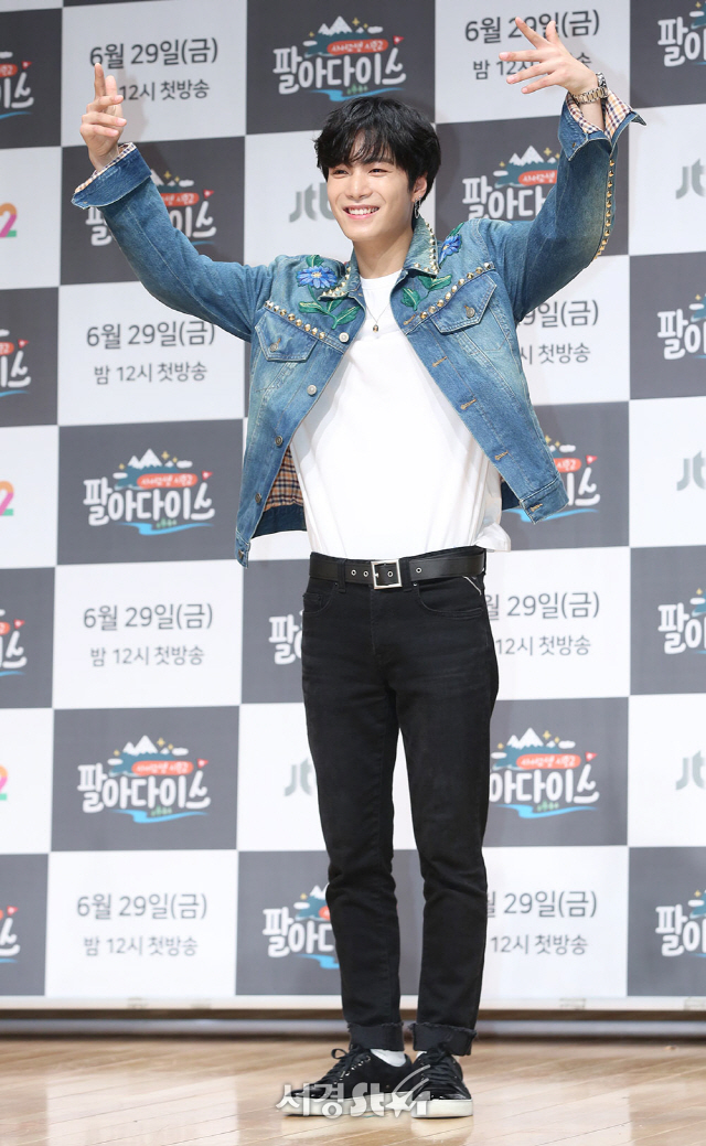 뉴이스트W 종현이 28일 오후 서울 마포구 JTBC빌딩 JTBC홀에서 열린 JTBC2 ‘사서고생 시즌2 : 팔아다이스’ 제작발표회에 참석해 포토타임을 갖고 있다./사진=조은정 기자