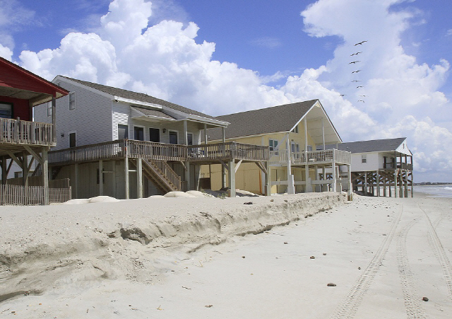 사우스 캐롤라이나 주 머틀 비치에 위치한 주택들: 해수면 상승 우려로 대서양 해안가 주변 별장들의 수요가 감소했다.