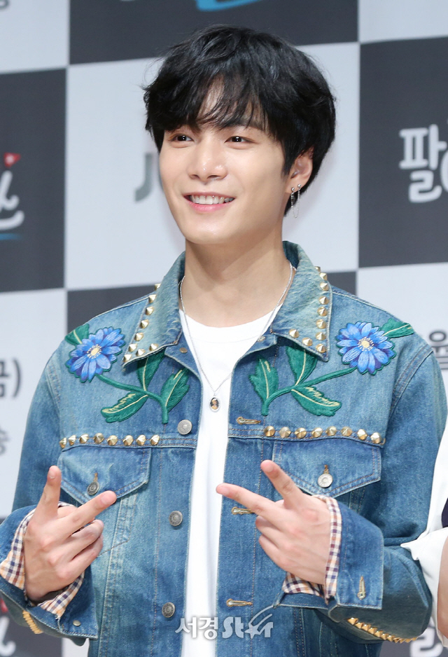 뉴이스트W 종현이 28일 오후 서울 마포구 JTBC빌딩 JTBC홀에서 열린 JTBC2 ‘사서고생 시즌2 : 팔아다이스’ 제작발표회에 참석해 포토타임을 갖고 있다.