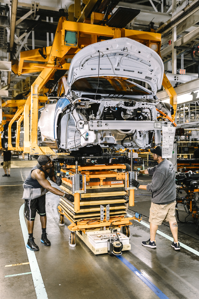 디트로이트 인근에 있는 미시간 주 오리온 타운십 오리온 조립 공장에서 쉐비 볼트 전기차를 조립하고 있는 GM 직원들.