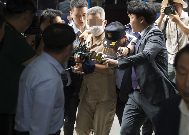 댓글조작 의혹 관련 드루킹 김모씨가 조사를 받기 위해 28일 오후 서울 서초구 특검 사무실로 출석하고 있다./출처=연합뉴스