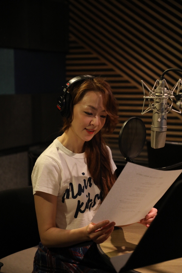 한국암웨이 브랜드캠페인 라디오 광고를 녹음 중인 김윤아