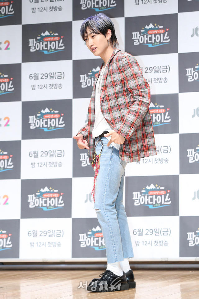 슈퍼주니어 은혁이 28일 오후 서울 마포구 JTBC빌딩 JTBC홀에서 열린 JTBC2 ‘사서고생 시즌2 : 팔아다이스’ 제작발표회에 참석해 포토타임을 갖고 있다.